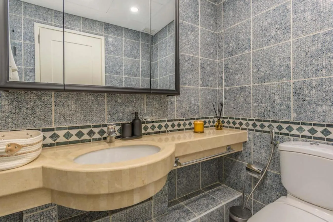 Mundo - Exquisite 2-Br W Balcony At Saifi Village بيروت شقة