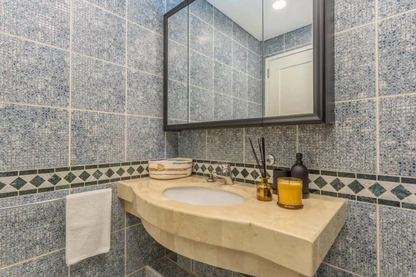 Mundo - Exquisite 2-Br W Balcony At Saifi Village بيروت 0*,  لبنان