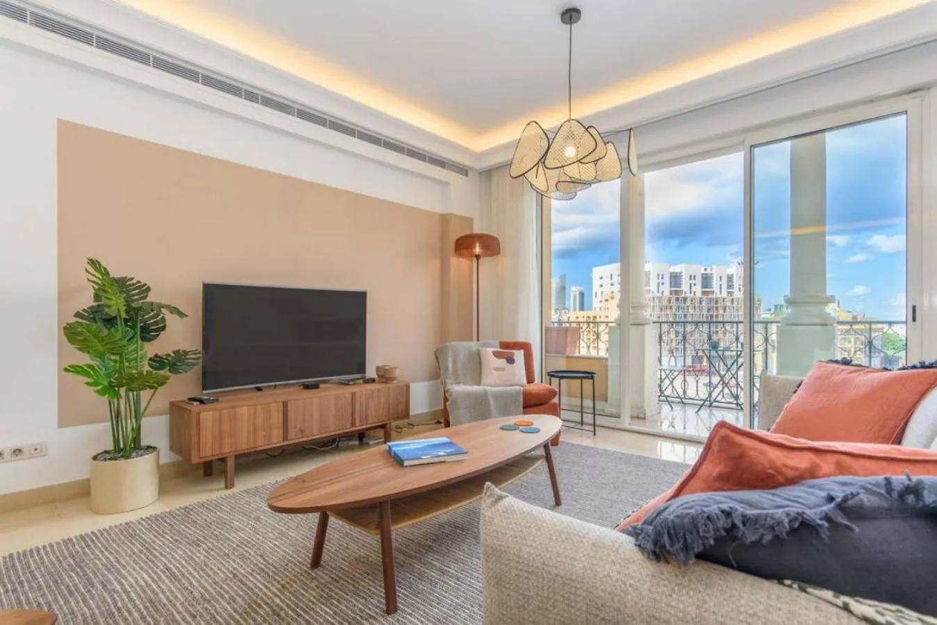 Mundo - Exquisite 2-Br W Balcony At Saifi Village بيروت شقة